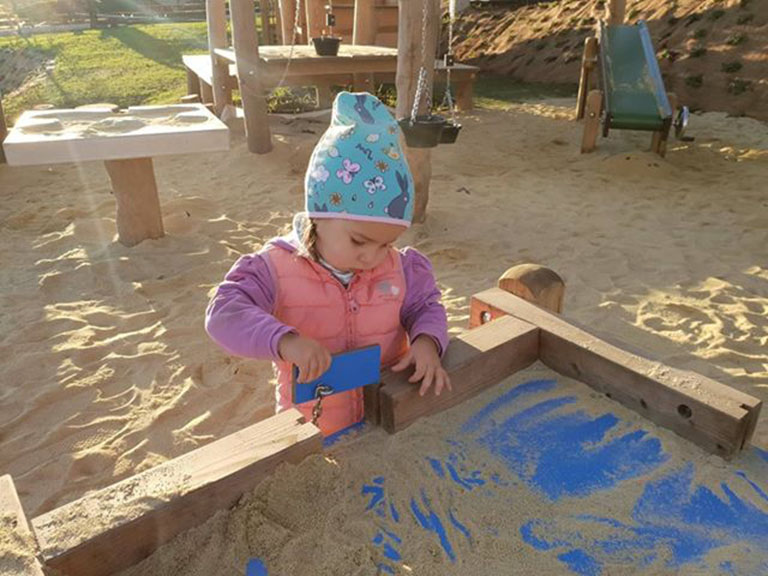 Glückliches Kind am Spielplatz